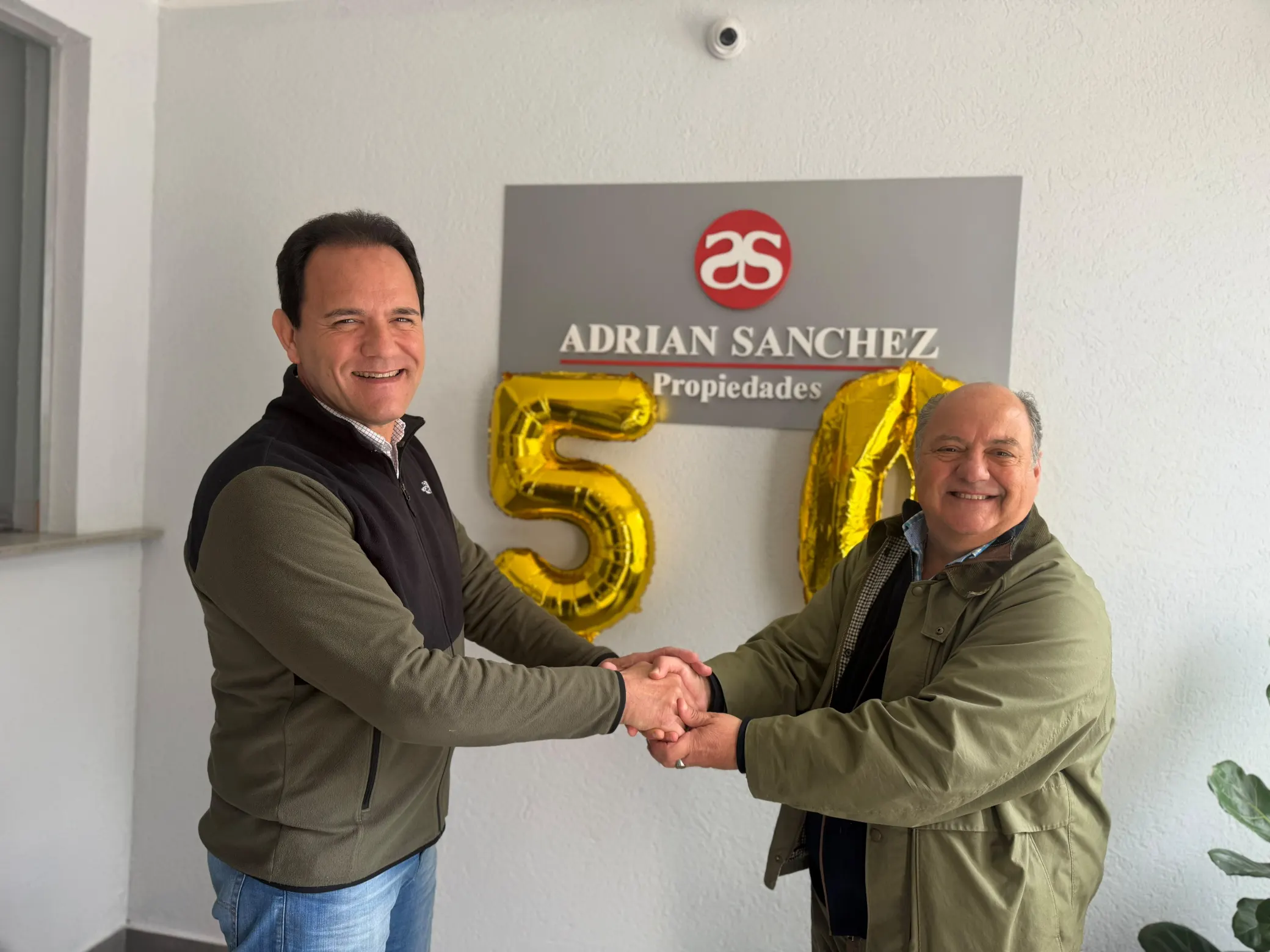 Adrián Sánchez celebró medio siglo en el rubro inmobiliario y recibió la visita de Chiche Lagar