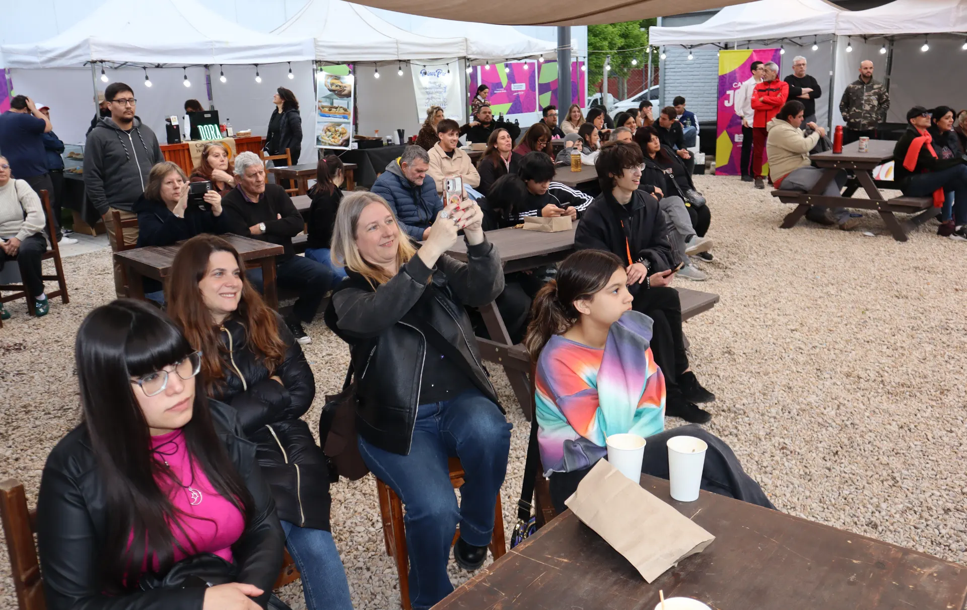 Campana Joven recibió una nueva edición de Rock en el Parque con música y feria de vinilos