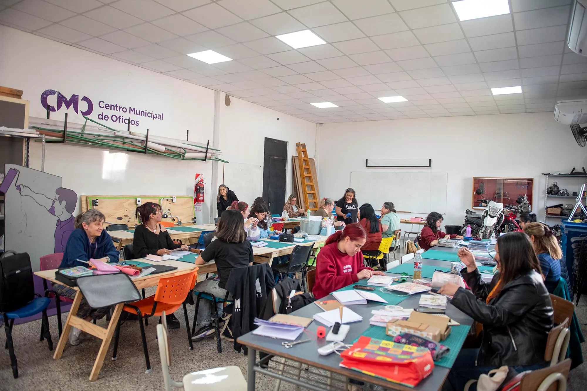 Encuadernación artesanal, japonesa, belga y copta: las técnicas que enseñan en Campana
