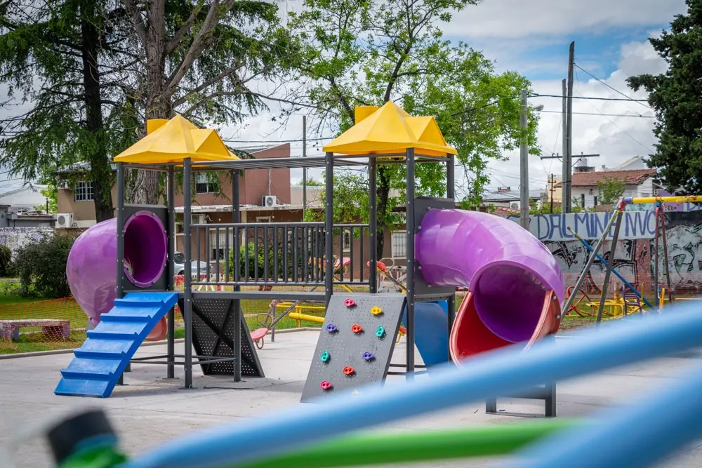 Plaza de Dálmine Nuevo: reconstruyen los senderos y avanzan con los juegos inclusivos en Campana