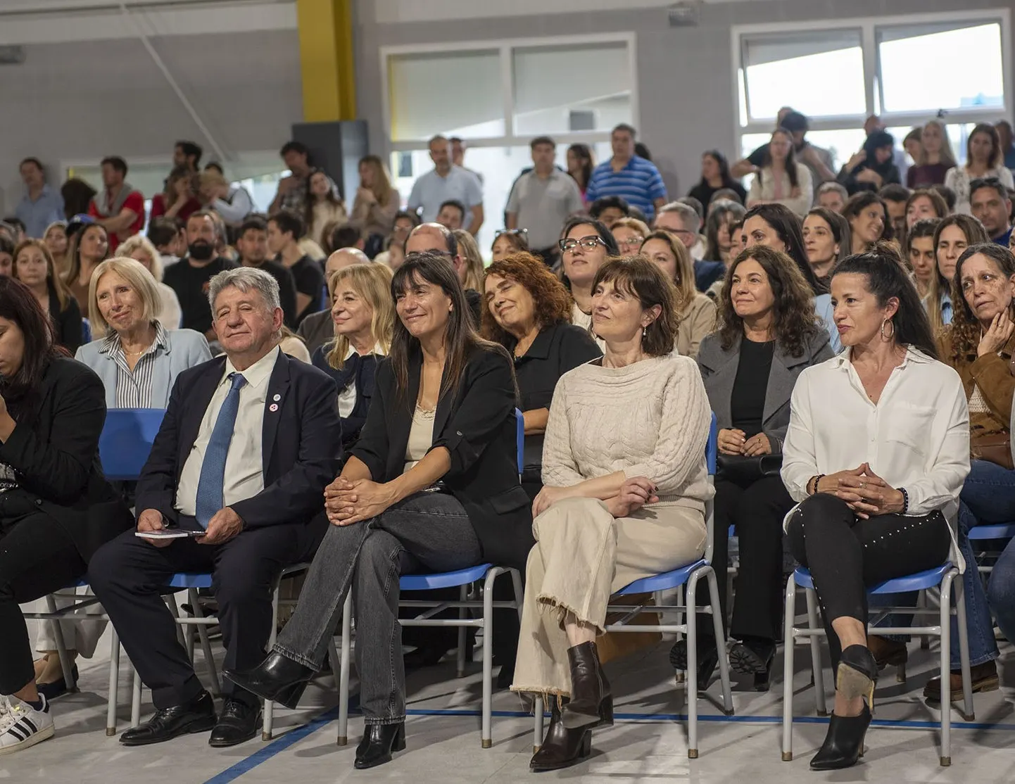 Elisa Abella y autoridades educativas en la distinción del Colegio Armonía como Embajada de Paz