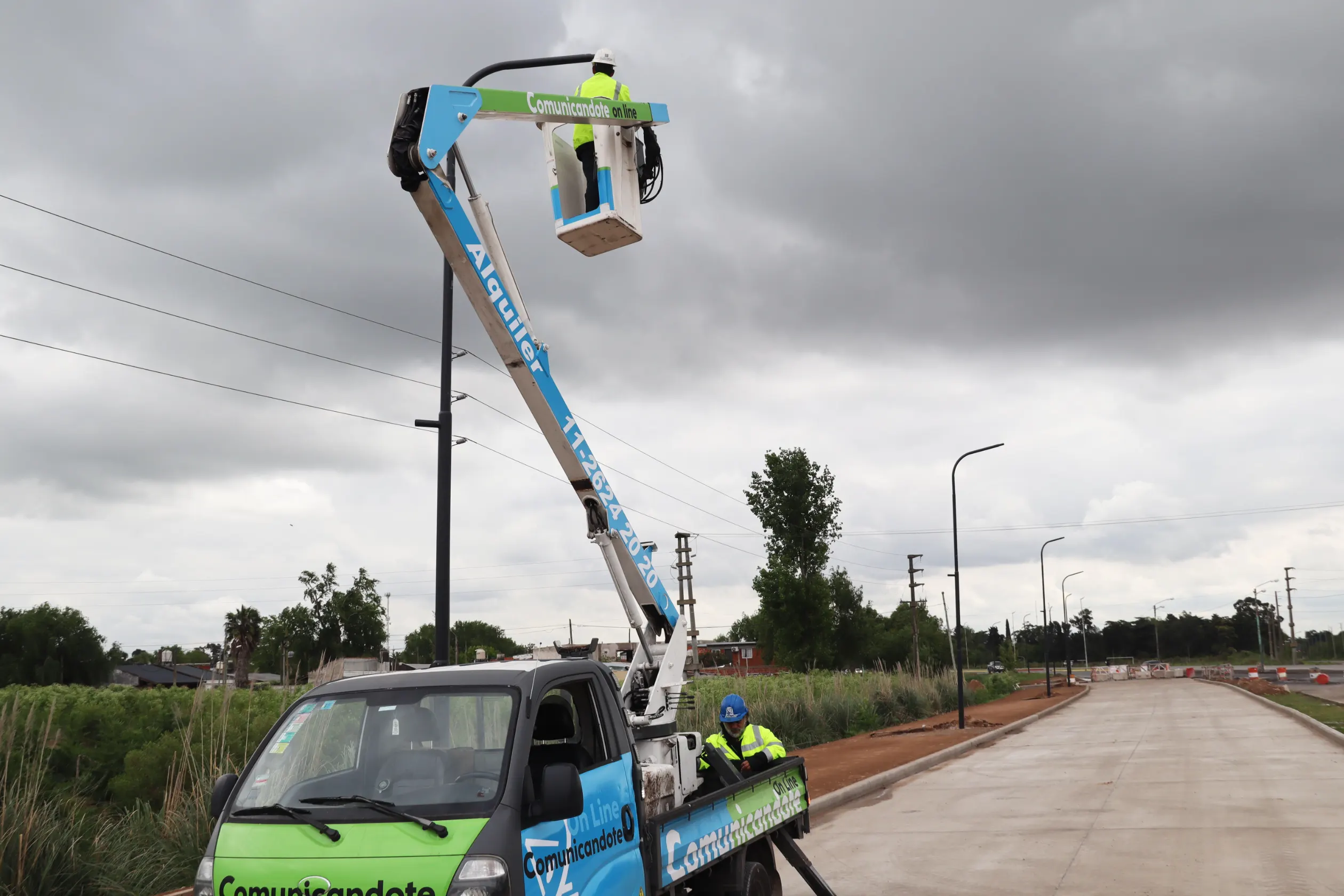 Avenida Alfonsín: colocan 15 columnas de iluminación y se habilitará el carril hacia Ruta 8