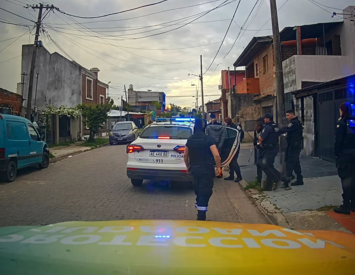 Vecinos alertaron por un hombre que forzaba vehículos en Villa Fox y la Policía lo redujo al intentar escapar