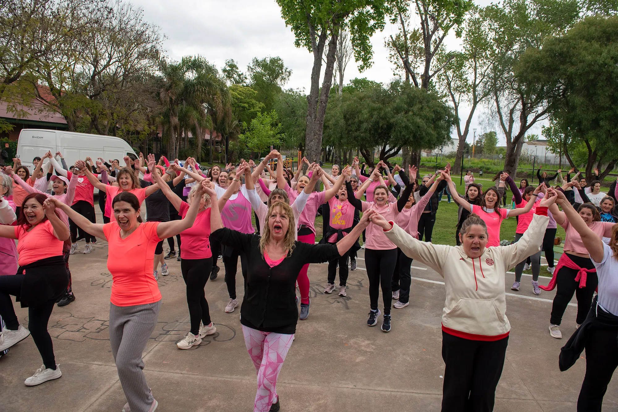Ni el mal tiempo las frenó: baile y solidaridad en la Plaza de las Carretas por el Hospital San José