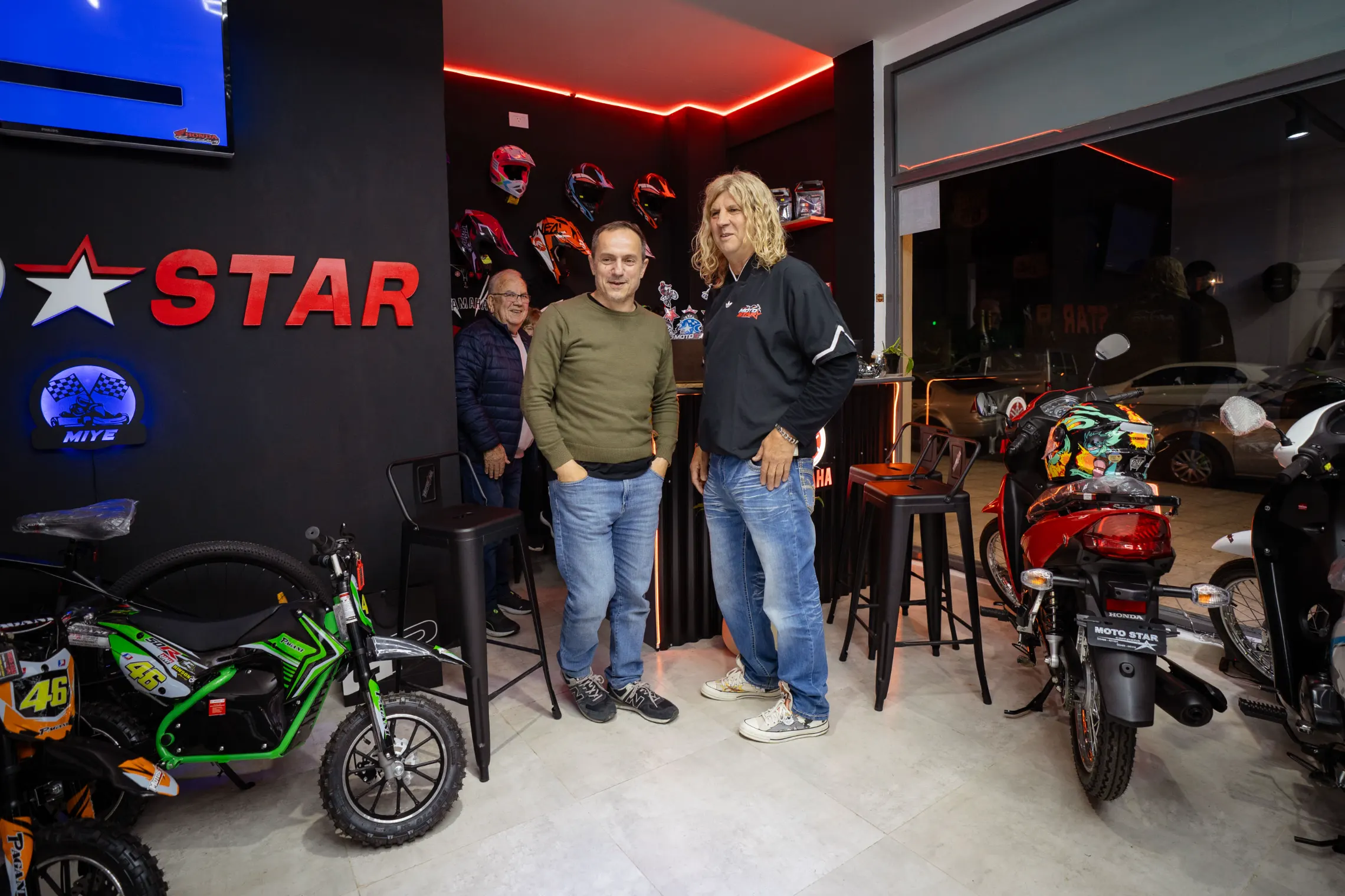 Motostar reabrió su salón de ventas en Campana y celebró sus 38 años de trayectoria, Abella acompañó a Miye