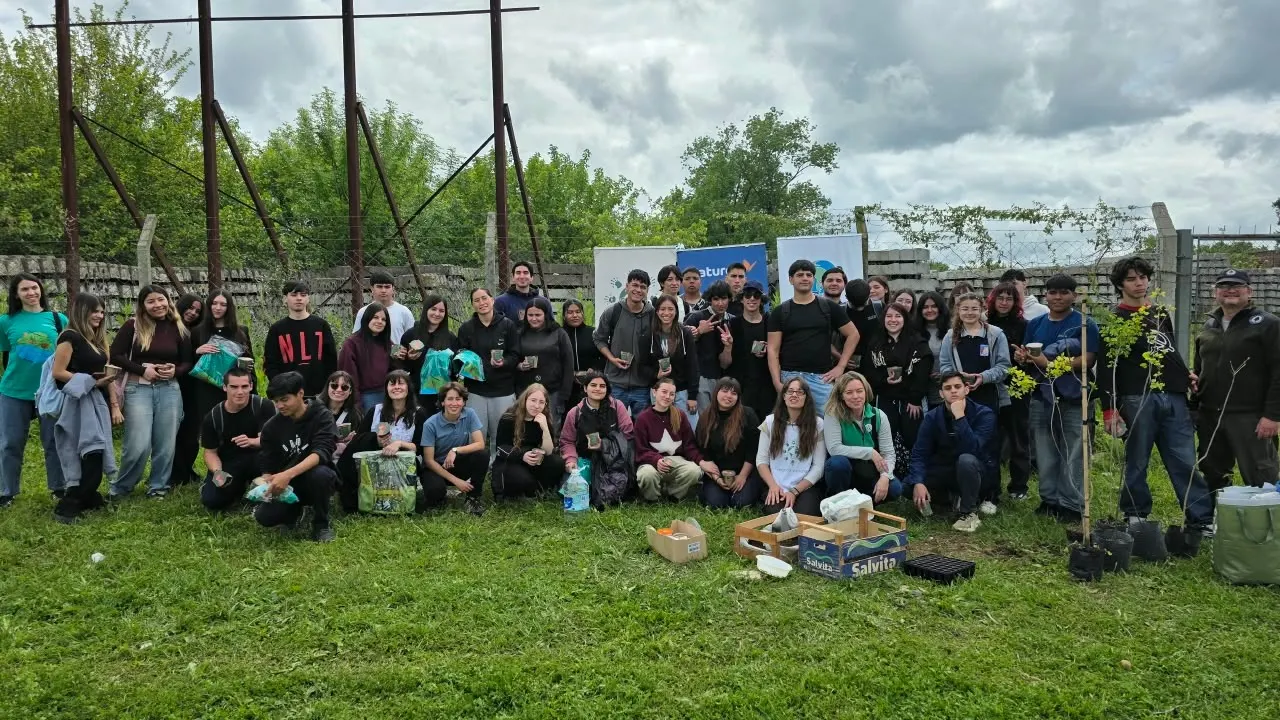 “Sembrando Futuro” reunió a estudiantes e instituciones para cuidar el ambiente en Zárate