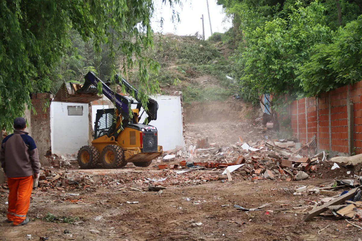 Tras la reubicación de familias, comenzaron los trabajos en la barranca de 25 de Mayo