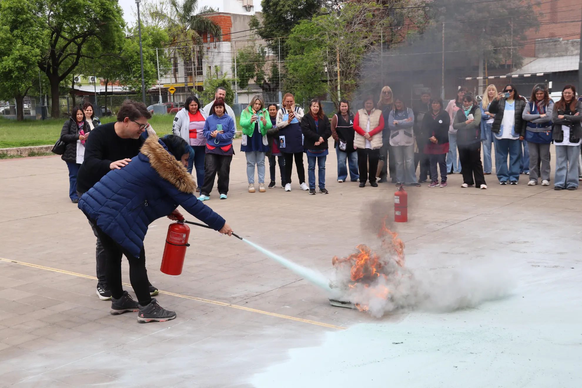 Capacitaron a directivos y auxiliares de escuelas de Campana en el uso de extintores