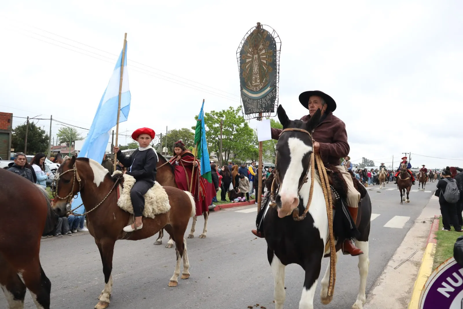 Caballos, payadas y centros tradicionalistas: así se vivió el desfile en la avenida Alfonsín