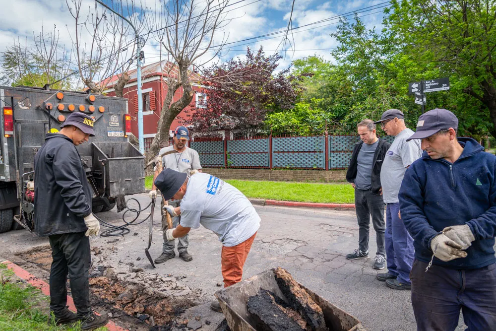 Abella supervisó el bacheo con asfalto caliente en las calles Lavezzari y Bellomo de Siderca Rojo